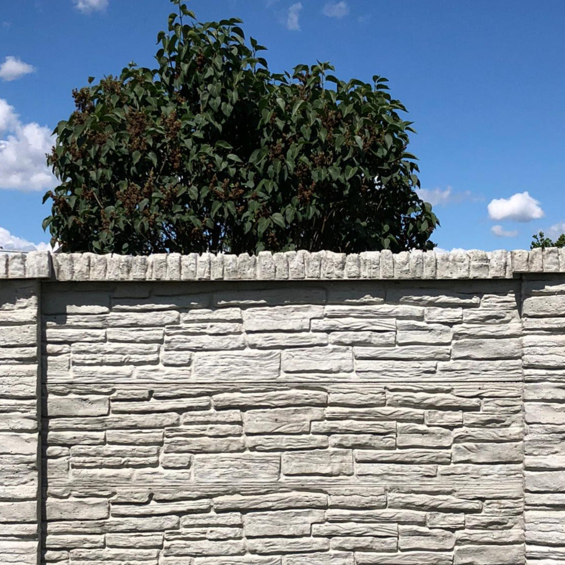 Betonzaun Modell P1 in Bruchstein Optik