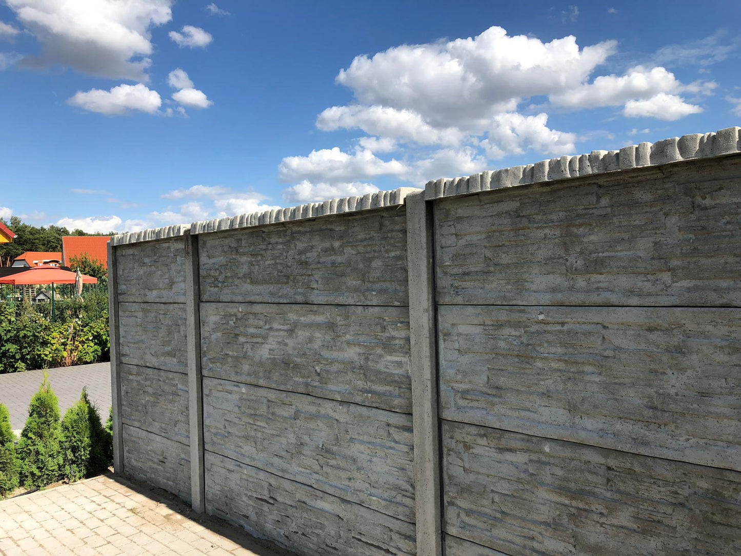 Betonzaun Modell S1 in Bruchsteinoptik und Zaunabdeckungen
