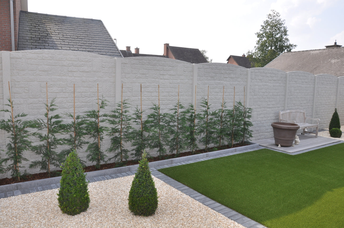 Betonzaun Modell Römischer Verband hellgrau in Garten mit halbrunden Abschlüssen