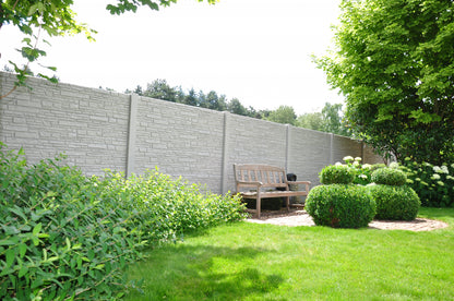 Garten mit Büschen und Betonzaun im Hintergrund Modell Rustique